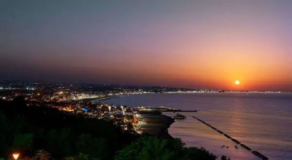 Tramonto su Gabicce Mare, con le luci della città che si accendono. Perfetto per scoprire cosa fare a Gabicce Mare la sera.