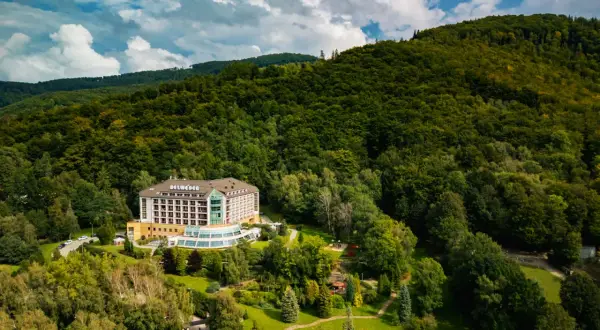 Hotel Belweder Ustroń, otoczony zielenią Beskidów, zaprasza na wypoczynek. Wiele pozytywnych hotel belweder ustroń opinie potwierdza jego urok.