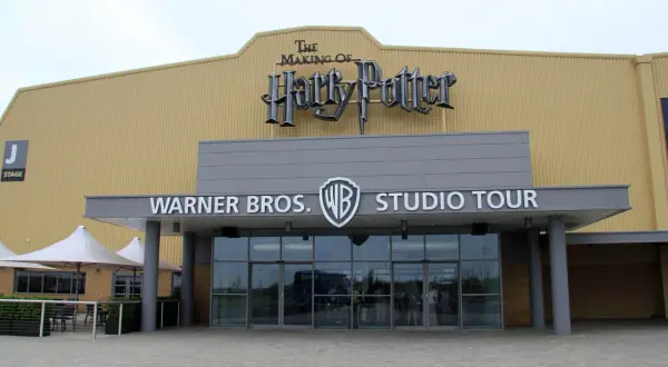 Warner Bros. Studio Tour med "The Making of Harry Potter"-skylt. En magisk plats för alla Harry Potter-fans i Sverige.