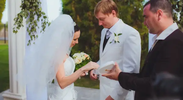 Co robi świadek na ślubie w kościele? Poznaj jego kluczowe obowiązki