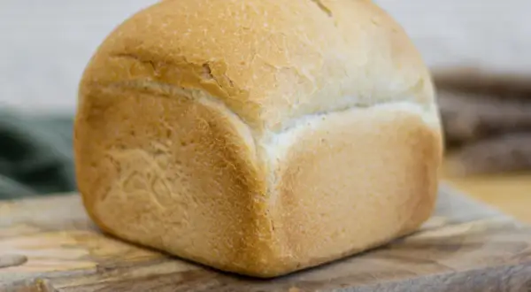Jak odświeżyć czerstwy chleb w mikrofalówce? Szybki sposób