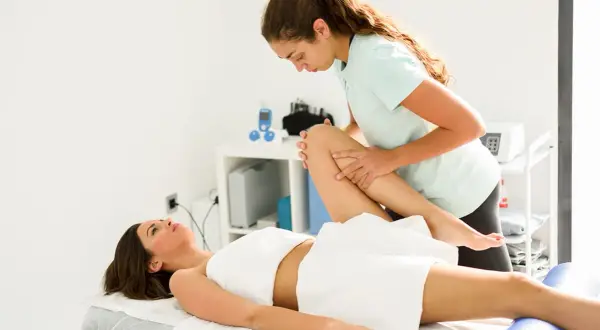 Fizjoterapeuta vs rehabilitant: Kto leczy, a kto tylko pomaga?