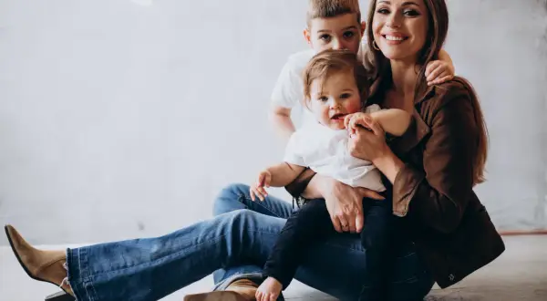 Szczęśliwa mama z dwójką dzieci. Zastanawiasz się, urlop wychowawczy ile trwa? To czas na rodzinne chwile.