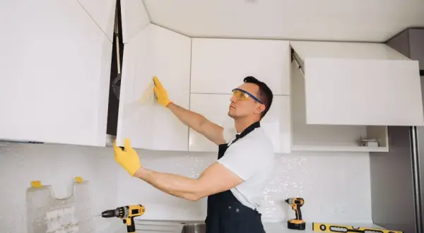 Jak wieszac szafki na listwie - proste kroki do stabilnej instalacji