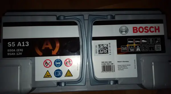 Akumulator Bosch S5 A13, 95Ah 12V. Na etykiecie widoczny kod QR i numer seryjny, które mogą posłużyć do sprawdzenia daty produkcji akumulatora.