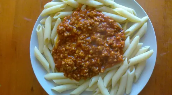 Penne z sosem bolońskim: Jak zrobić idealne ragù? Sekrety mistrzów