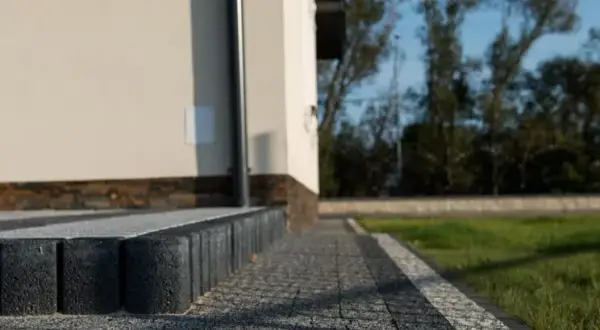 Jak ułożyć kostkę brukową na starym betonie bez błędów i kosztów