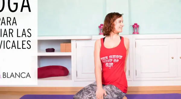 Mujer en postura de yoga para aliviar las cervicales.