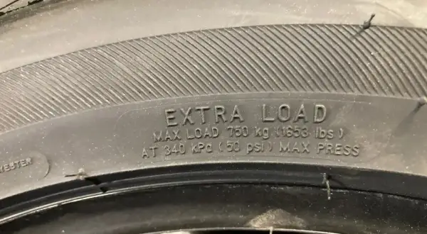 Co oznacza XL na oponie? To "Extra Load", czyli opona przystosowana do większego obciążenia (750 kg) i wyższego ciśnienia (50 PSI).