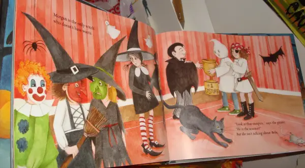 Dzieci w strojach na Halloween, w tym czarownice i klaun. Nasz dyrektor jest wampirem, który wręcza nagrodę za najlepszy kostium.