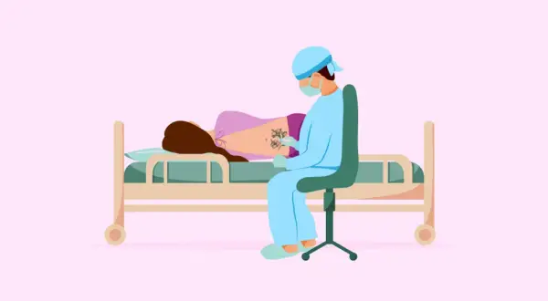 Médico administra epidural a paciente con tatuajes en la espalda.