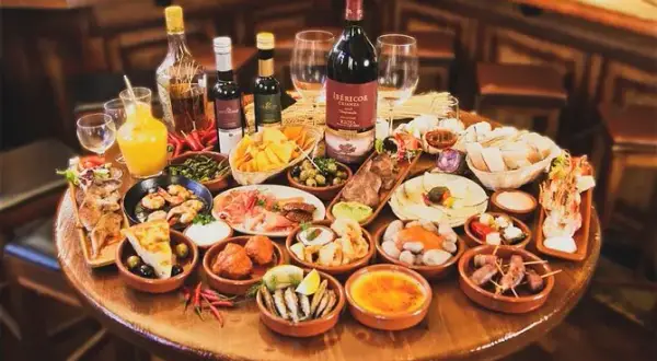 Taberna española: tu guía para tapas, vinos y vivir la experiencia local