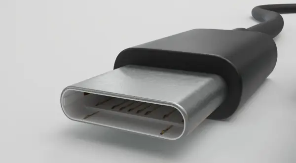 Zbliżenie na wtyczkę usb typu c, gotową do podłączenia.