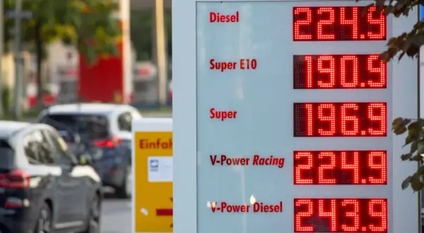 Cena paliwa w Niemczech: Diesel 224.9, Super E10 190.9, Super 196.9. Kierowcy tankują, obserwując wysokie ceny.