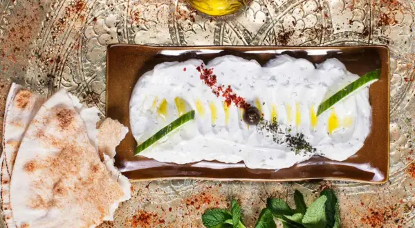 Krämig labneh med gurka, oliv och mynta. Ett enkelt labneh recept som passar perfekt med pitabröd.