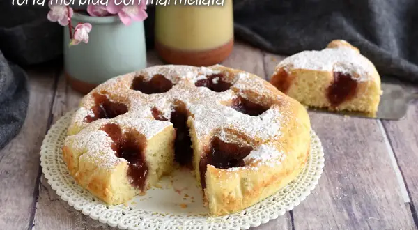 Torta soffice con un cuore goloso di marmellata, cosparsa di zucchero a velo. Perfetta per la colazione o la merenda.