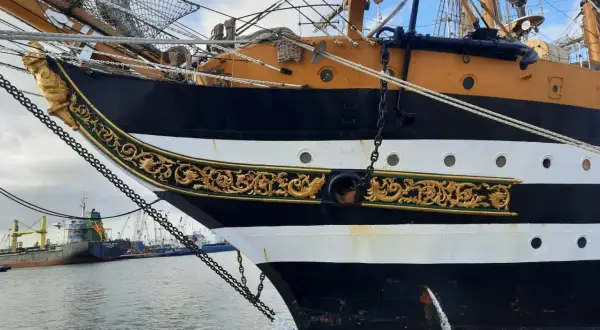 La prua ornata del veliero Amerigo Vespucci ad Ancona, con catene e decorazioni dorate.