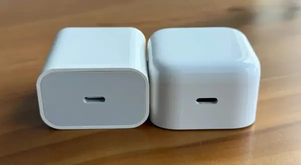 Dwie białe ładowarki USB-C, jedna z szarym panelem, idealne do iPhone 15.