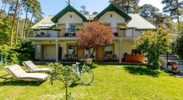 Idealne miejsce na pobierowo holiday: dom z tarasem, rowerem i leżakami w ogrodzie.