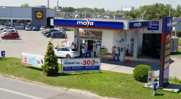 Stacja paliw Moya z Caffe Moya i myjnią, obok supermarket Lidl.