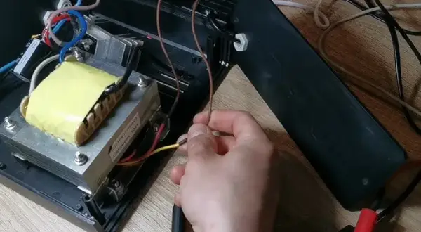 Jak zbudować prostownik? Czy DIY się opłaca? Pełny poradnik