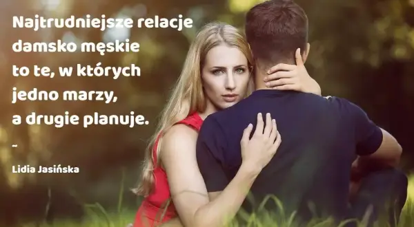 Kobieta obejmuje mężczyznę. Cytat o trudnych relacjach damsko męskich: "Najtrudniejsze relacje damsko męskie to te, w których jedno marzy, a drugie planuje.