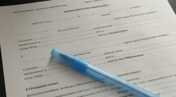 Wzór umowy darowizny samochodu w rodzinie. Dokument zawiera pola do wypełnienia danych darczyńcy i obdarowanego, szczegóły pojazdu.