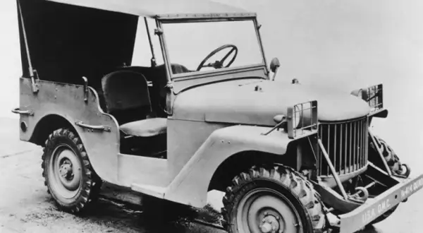 En Willys Overland-jeep från andra världskriget, med sufflett och öppen design, redo för äventyr.