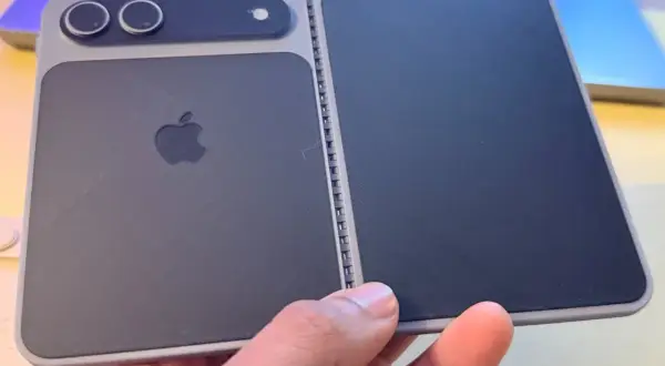 Prototype d'un iPhone 18 Fold, un smartphone pliable avec deux écrans et un logo Apple.