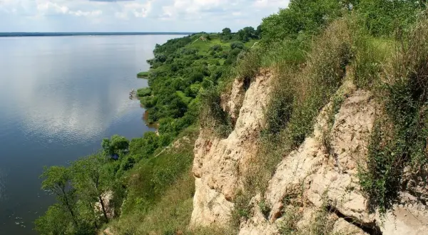 Malownicze klify nad jeziorem, porośnięte zielenią. Odkryj magiczne miejsca kujawsko-pomorskie.