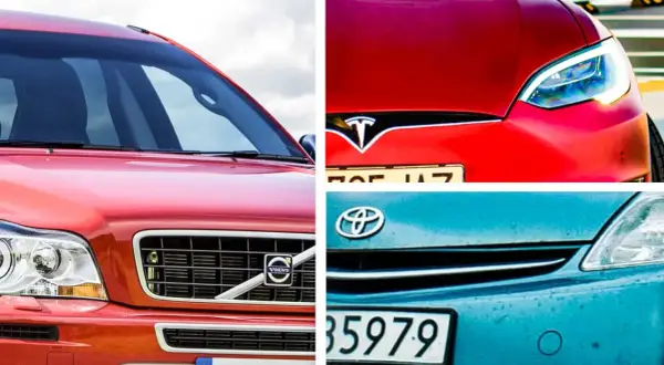 Volvo, Tesla och Toyota – tre av de mest pålitliga bilarna. Bilden visar närbilder på fronten av dessa bilar.