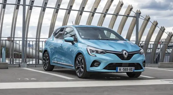 Une Renault Clio 5 bleue stationnée, parfaite pour estimer le prix de sa révision.