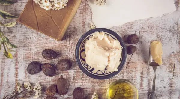 Natürliche Zutaten für Hautpflege: Sheabutter, Nüsse, Öl und Seife. Die Sheabutter wirkung ist bekannt für ihre pflegenden Eigenschaften.