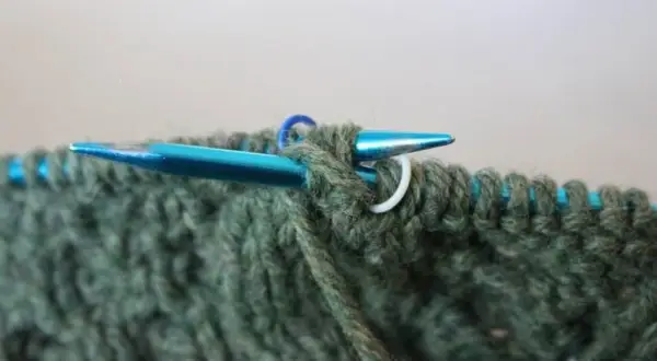 Jak zwęzić sweter robiony na drutach, aby idealnie pasował