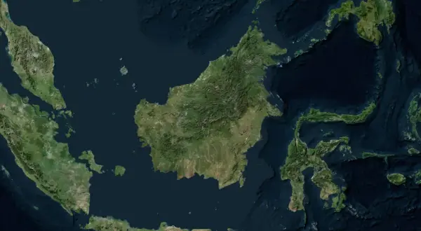 Widok satelitarny Borneo, z zaznaczonymi terenami zielonymi i wodami. Widać fragmenty Malezji i Indonezji, idealne do planowania podróży, w tym lotnisko na Borneo.