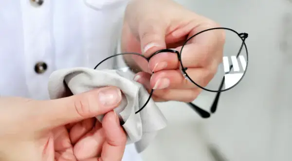 Jak czyścić okulary? Bezpieczne metody, czego unikać