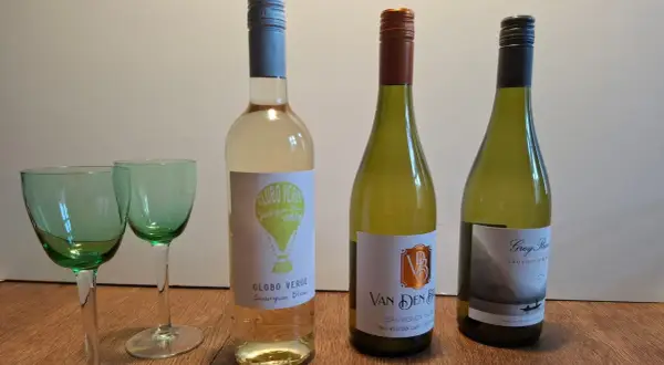 Drei Flaschen Sauvignon Blanc stehen bereit für den Genuss. Der frische, spritzige Sauvignon Blanc Geschmack verspricht ein tolles Erlebnis.