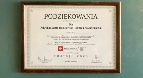 Jak podziękować adwokatowi za wygraną? Etykieta i co doceni.