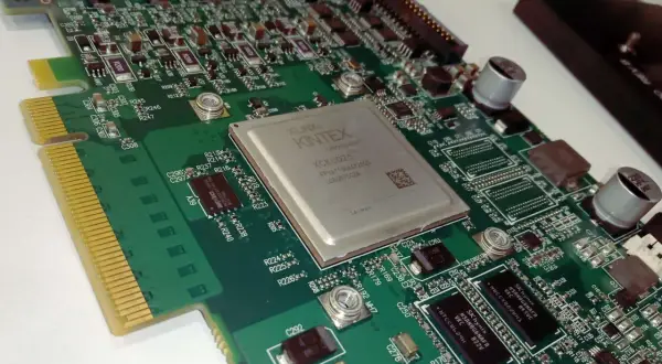 Placa de circuito impreso con un chip Xilinx Kintex FPGA. Este chip es el corazón de la placa, permitiendo la configuración de hardware para diversas aplicaciones.