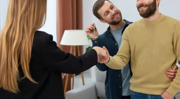 Coppia felice riceve le chiavi di casa, firmando un contratto 4+4 con disdetta dopo 4 anni.