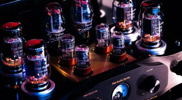 Różne rodzaje wzmacniaczy lampowych Pier Audio Series, w tym KT-88 i 6SN7, świecą ciepłym blaskiem.