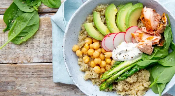 Gesundes Bowl-Rezept: Quinoa, Lachs, Avocado, Kichererbsen, Spargel & Spinat. Perfekt zum Bowl selber machen!
