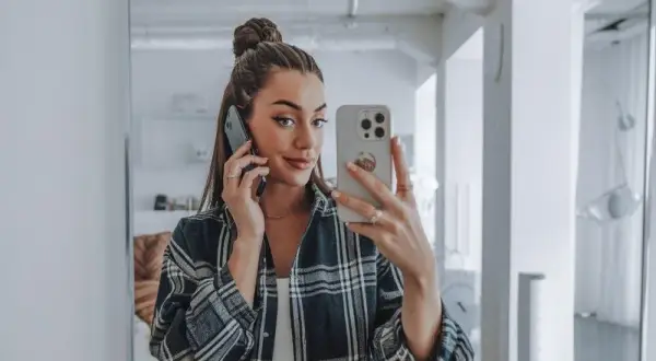 Jak zrobić dobre selfie w lustrze: uniknij najczęstszych błędów