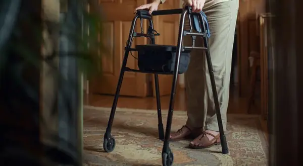 Osoba z zwyrodnieniem stawu biodrowego korzysta z chodzika, co wpływa na stopień niepełnosprawności i codzienne funkcjonowanie.