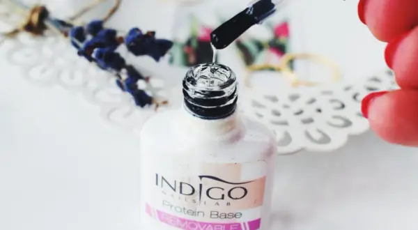 Aplikacja Protein Base Indigo Nails, klucz do pięknego i trwałego manicure proteinowego.