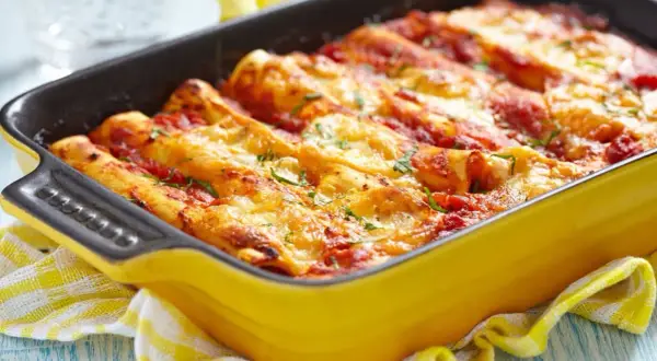 Pyszne cannelloni z mięsem mielonym i sosem beszamelowym, zapieczone pod serem. Idealny przepis na rodzinny obiad.