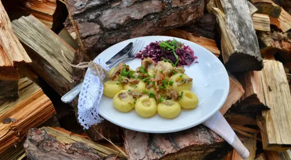 Pyszne kluski śląskie z sosem grzybowym i surówką z czerwonej kapusty. Idealna jaka sałatka do klusek śląskich z sosem na obiad.