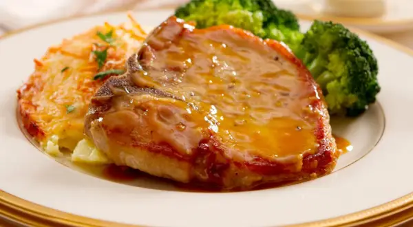 Un succulento secondo di carne con salsa, accompagnato da patate gratinate e broccoli. Perfetto per fare bella figura a tavola.