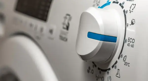 Manopola di una lavatrice con programma ECO 40-60 per un lavaggio eco.