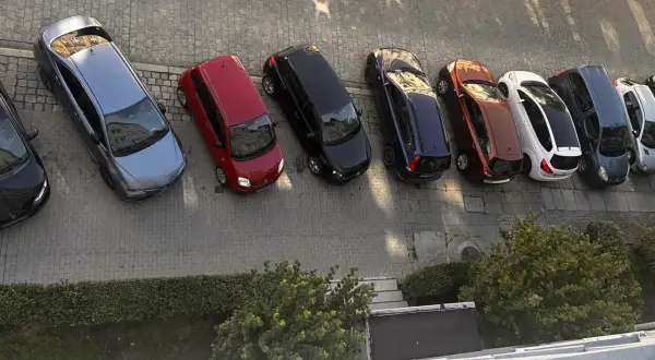 Ile miejsc parkingowych na mieszkanie? Zmiany i Twoje prawa